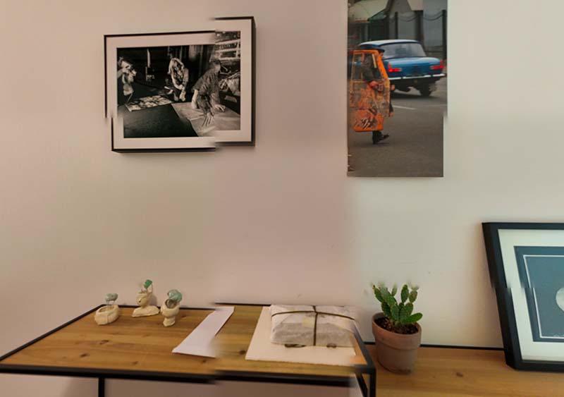 Immagine di quadri sul muro e mobilio arredamento