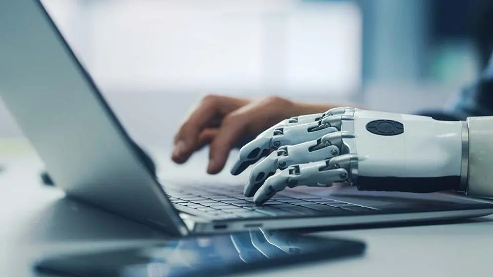 Mani che scrivono al computer